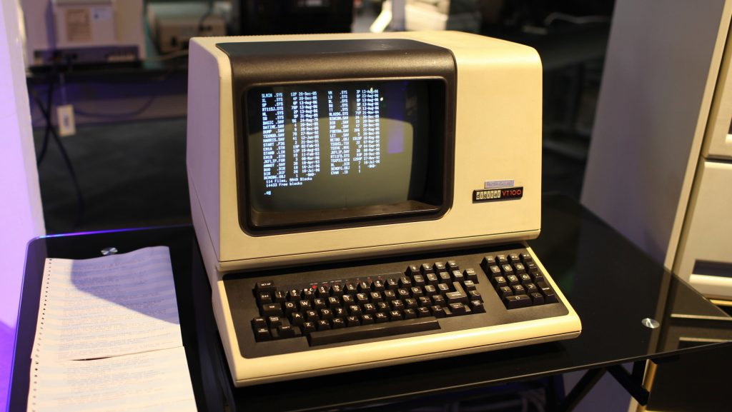 Старый компьютер с коммандной строкой